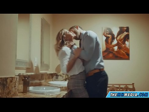 ❤️ Калі грудастая бландынка спакушае цябе ў грамадскім туалете ❤❌ Чербанне у нас ❌